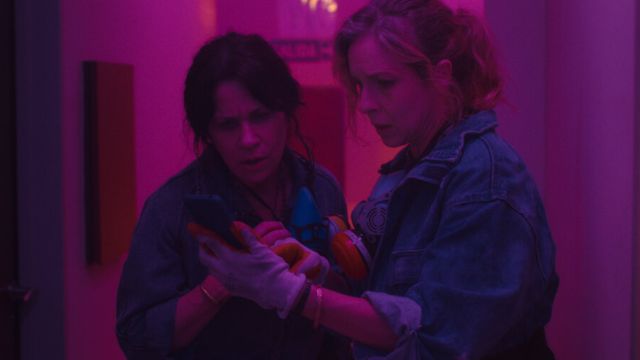 Bộ phim Mùa ruồi xoay quanh câu chuyện của 2 nữ tù nhân mới mãn hạn và khởi nghiệp với dịch vụ diệt côn trùng