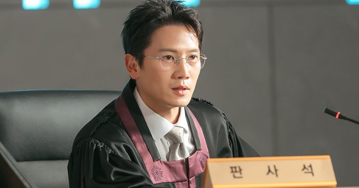 Ji Sung trong vai Lee Han Young - Thẩm phán Tòa án Quận Nam Chungcheong