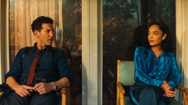 His and Hers xoay quanh cuộc chiến phá án của cặp đôi đã ly thân