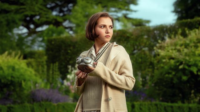 Phim Bảy mặt đồng hồ được chuyển thể từ tiểu thuyết cùng tên của nữ văn sĩ Agatha Christies