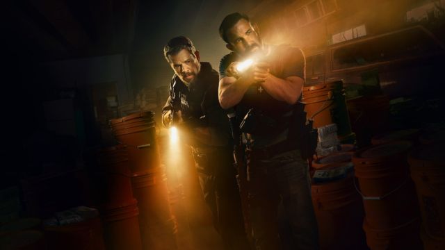 Poster phim hành động tội phạm Mỹ The Rip - Ranh giới tội ác trên Netflix