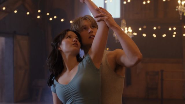 Bộ phim xoay quanh mối tình tay ba của nữ vũ công Adriana trên sân băng