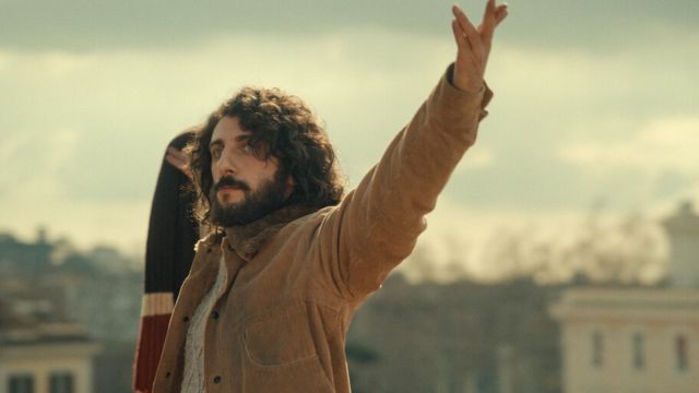 The Big Fake xoay quanh cuộc đời Toni, thiên tài làm giả tranh thập niên 70 ở Ý