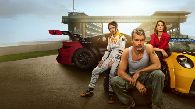 Motorvalley - Thung lũng xe hơi là loạt phim phiêu lưu hành động Ý trên Netflix