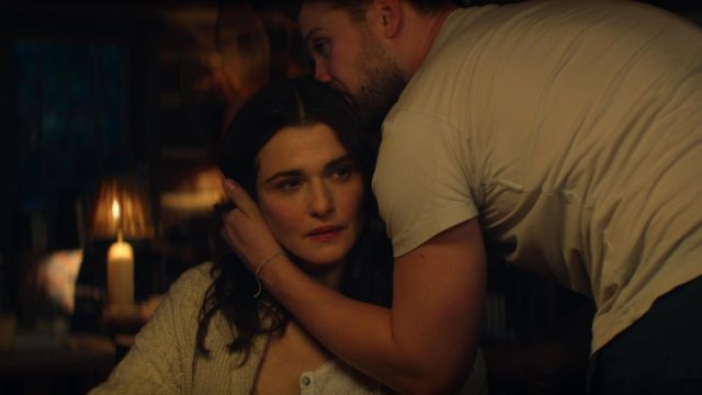 Vladimir xoay quanh câu chuyện tình yêu bí mật của người phụ nữ trung niên và chàng trai trẻ