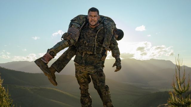 Bộ phim War Machine kể vể cuộc chiến của người lính với cỗ máy chiến tranh khổng lồ