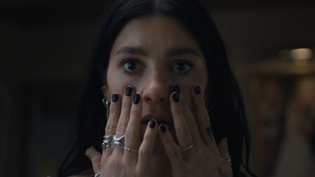 Camila Morrone và Adam DiMarco đảm nhận 2 vai chính của bộ phim Một điều rất tồi tệ sắp xảy ra