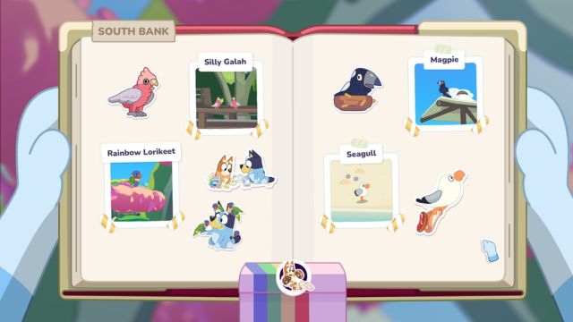 Dán ảnh vào sổ lưu niệm và trang trí bằng sticker