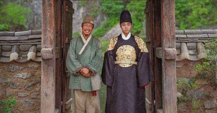 Dưới bóng điện hạ