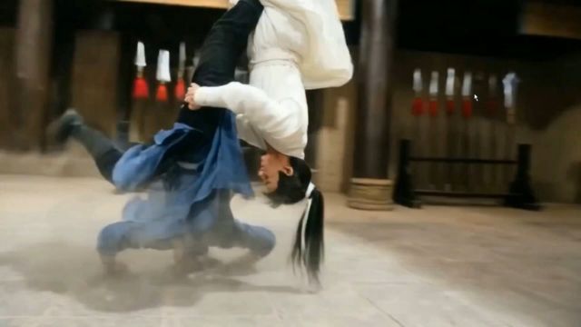 Lối chơi nhấn mạnh vào tương tác giữa các nhân vật do diễn viên thật đóng