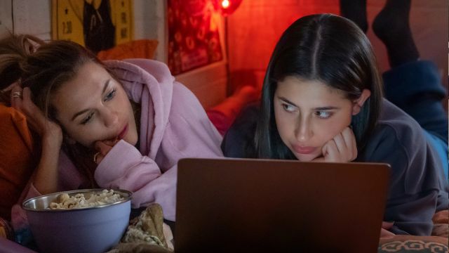 Poster phim hài tuổi teen Bạn cùng phòng - Roommates trên Netflix