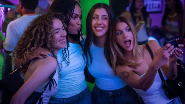 Phim Roommates xoay quanh những rắc rối khi chung phòng ký túc xá của 2 tân sinh viên với cá tính trái ngược