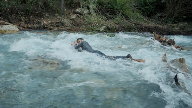 Lối chơi kết hợp giữa sinh tồn với phiêu lưu hành động tương tác do người thật đóng