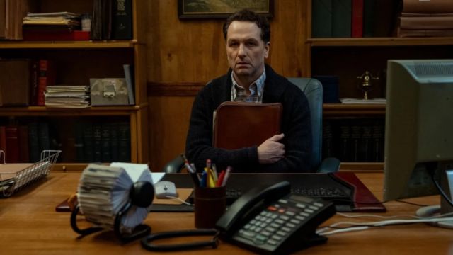 Matthew Rhys đảm nhận vai ngài thị trưởng của một thị trấn bị cho là nguyền rủa