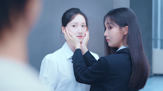 Duy trì nhiều vỏ bọc và thể hiện các tính cách khác nhau tùy mối quan hệ