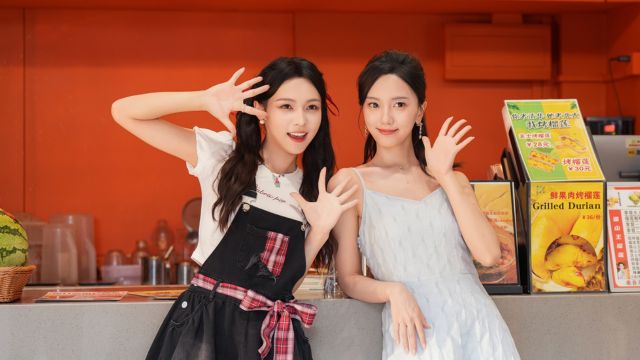 Love in Summer là game hẹn hò tương tác live-action do người thật đóng