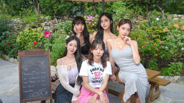 Summer's Heartbeat là game hẹn hò tương tác do người thật đóng