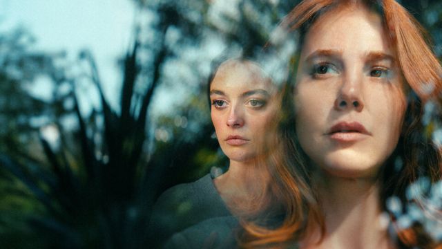 Poster phim tâm lý bí ẩn Not a Stranger - Không phải người xa lạ, độc quyền trên Netflix