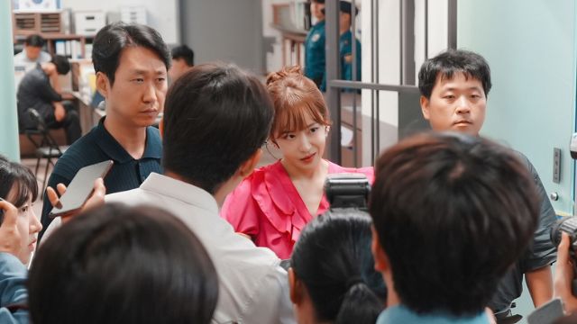 Bao trùm lên trò chơi là bầu không khí kịch tính đúng phong cách K-Drama